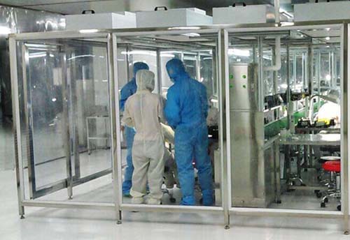 百級(jí)潔凈棚工作原理:風(fēng)機(jī)從FFU頂部將空氣吸入,經(jīng)初效過濾器,高效過濾器過濾,過濾后的潔凈空氣在整個(gè)出風(fēng)面以0.45m/s±20%的風(fēng)速勻速送出到潔凈棚內(nèi)。