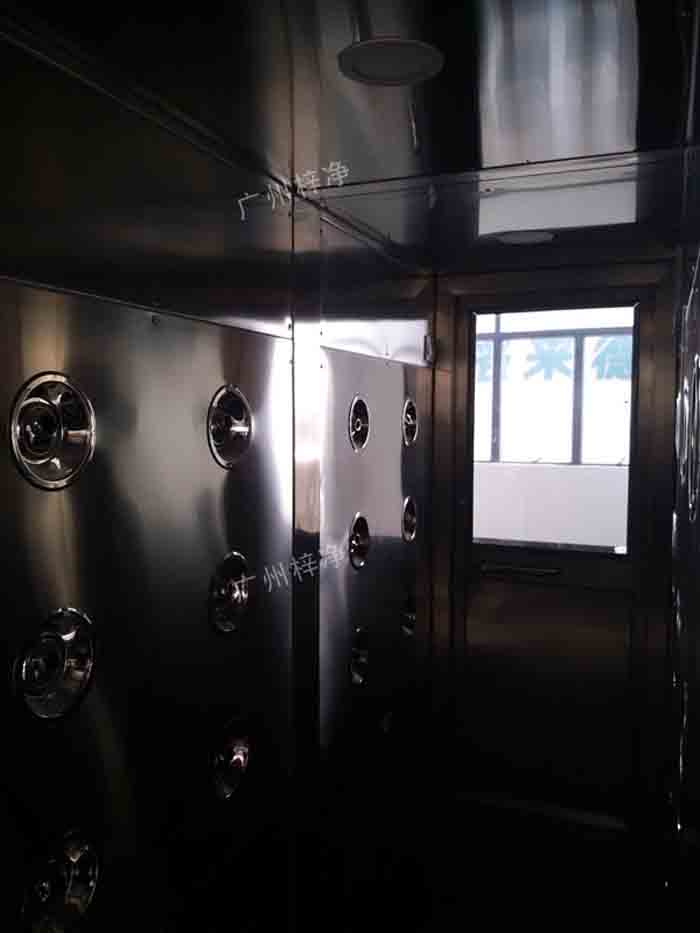 門禁刷卡風(fēng)淋室內(nèi)結(jié)構(gòu)整個(gè)產(chǎn)品外形板材采用304不銹鋼板材沖壓成型，防銹、堅(jiān)固耐用