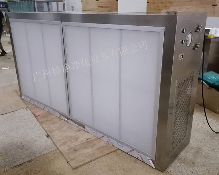 潔凈層流罩它主要由箱體、風(fēng)機(jī)、初效空氣過(guò)濾器、高效空氣過(guò)濾器、阻尼層、燈具等組成。