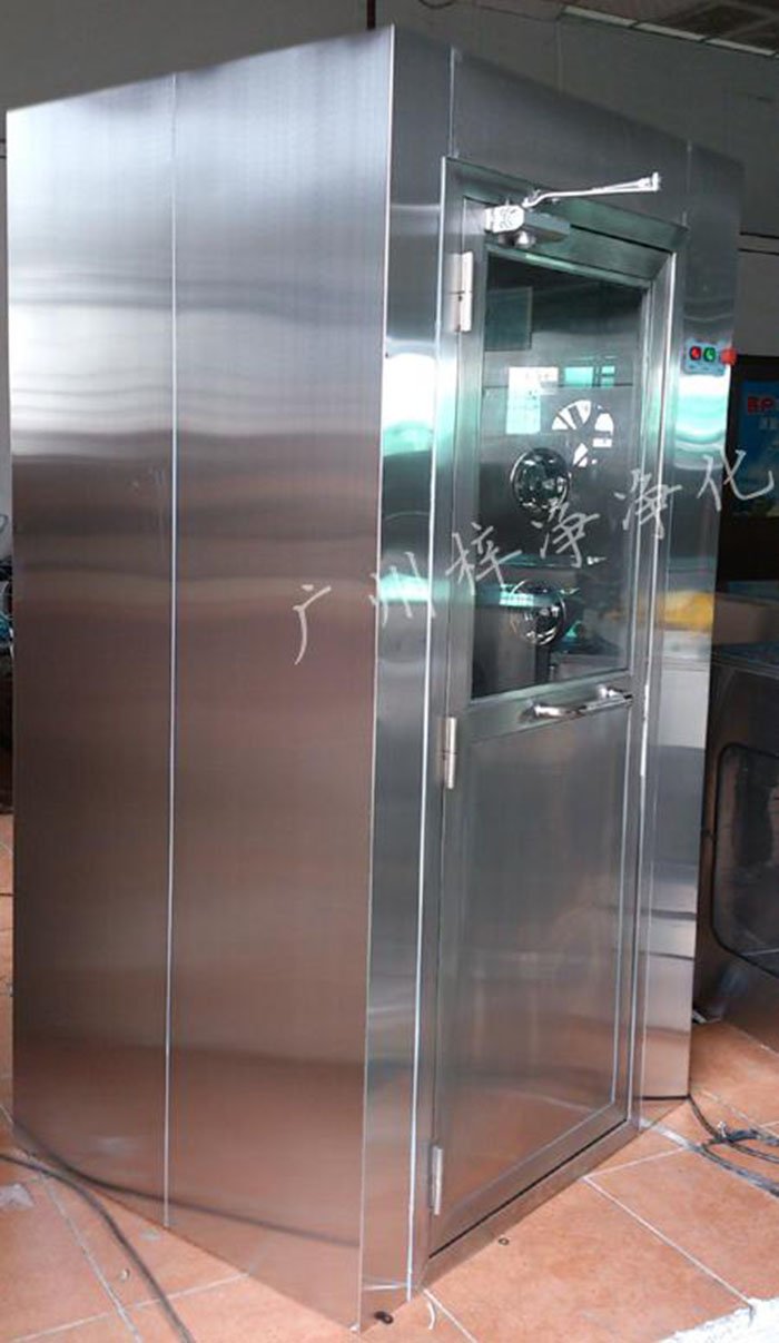 防爆風淋室主要配置有：防爆風機，離爆燈器等。