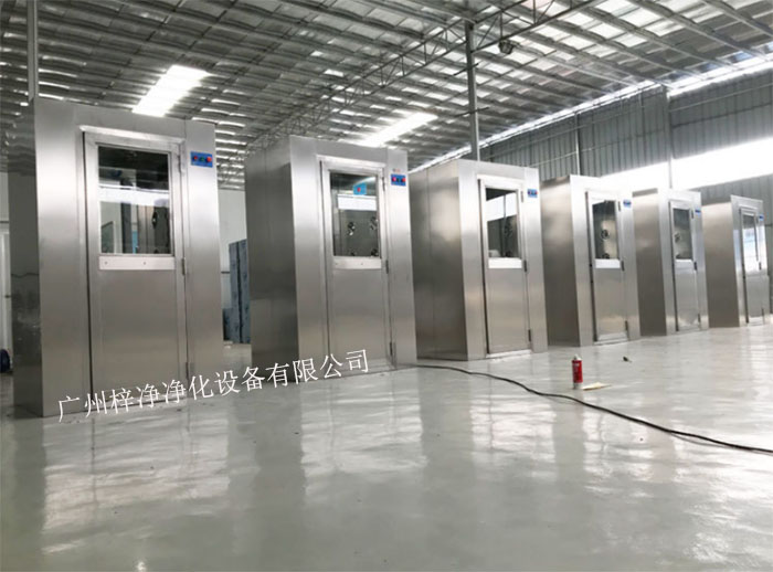 風(fēng)淋室又可起到氣閘的作用，阻止未凈化的空氣進(jìn)入潔凈區(qū)域。