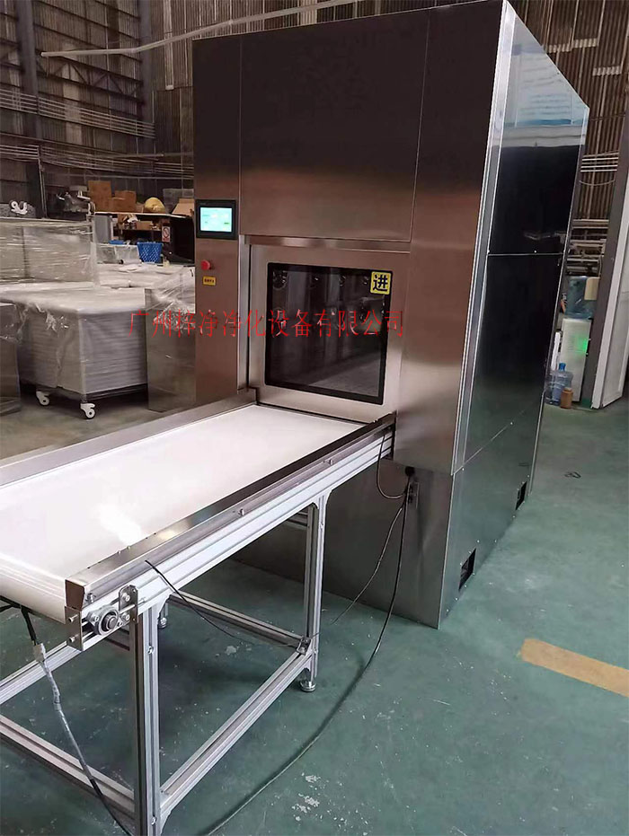 輸送帶傳遞窗還可吹淋被傳遞物品的表面，防止物品可能攜帶塵埃進(jìn)入潔凈室。