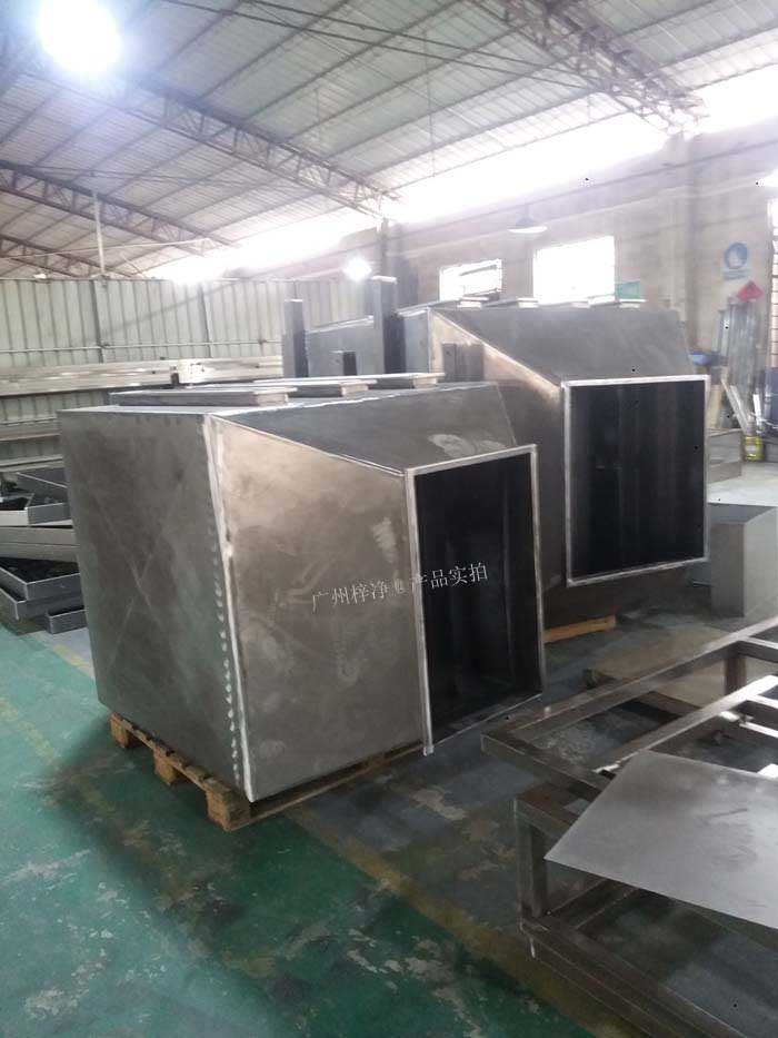 增壓新風柜可根據(jù)不同的通風管道布局，訂做不同的進出風口方向的風柜；