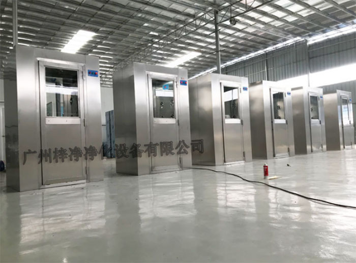 全不銹風(fēng)淋室采用全不銹鋼材質(zhì)制造，具有良好的耐腐蝕性、耐高溫性和耐磨損性。