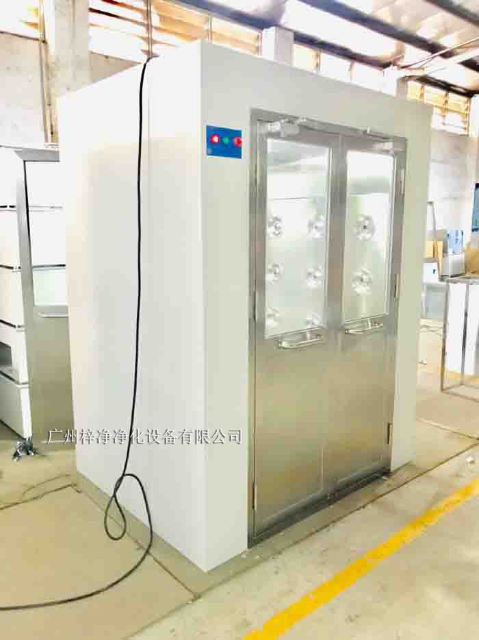 烤漆風(fēng)淋室采用冷軋鋼板作為基材，表面經(jīng)過烤漆處理。