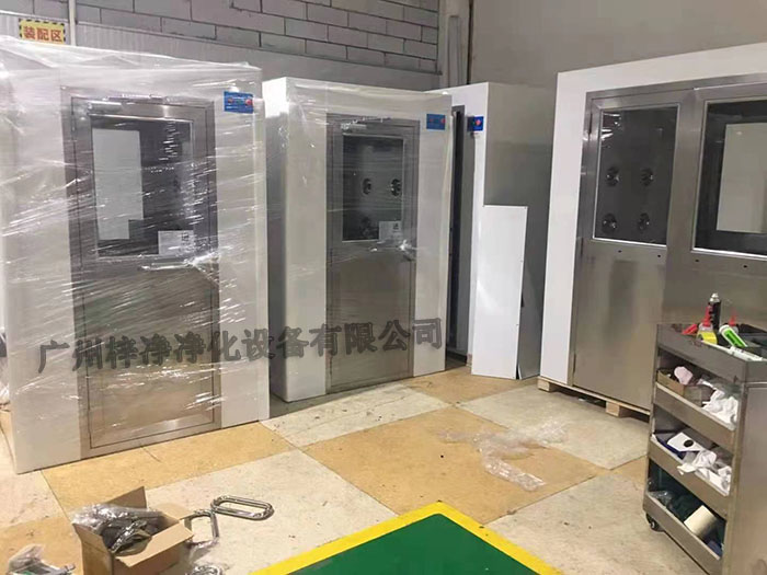 風(fēng)淋室作為一種重要的凈化設(shè)備，廣泛應(yīng)用于無塵室、電子、制藥等行業(yè)。