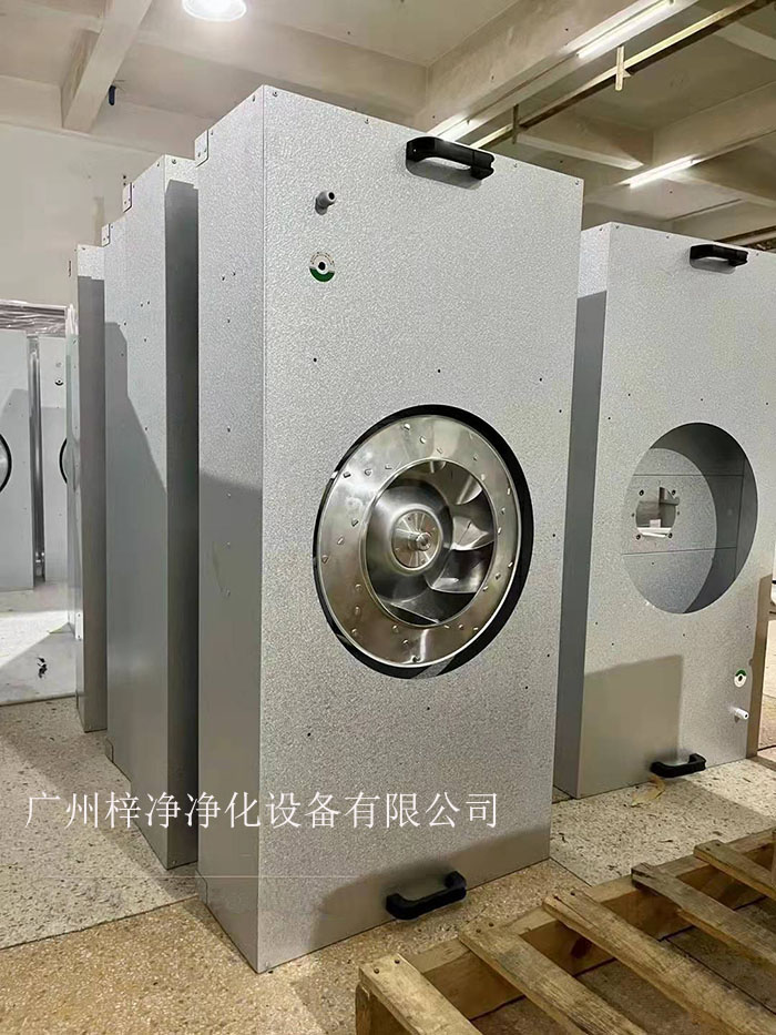 直流FFU適用于半導體、電子、平板顯示器和磁盤驅(qū)動器的廠家及光學、生物工業(yè)及其它對空氣中污染有嚴格控制要求的地方。