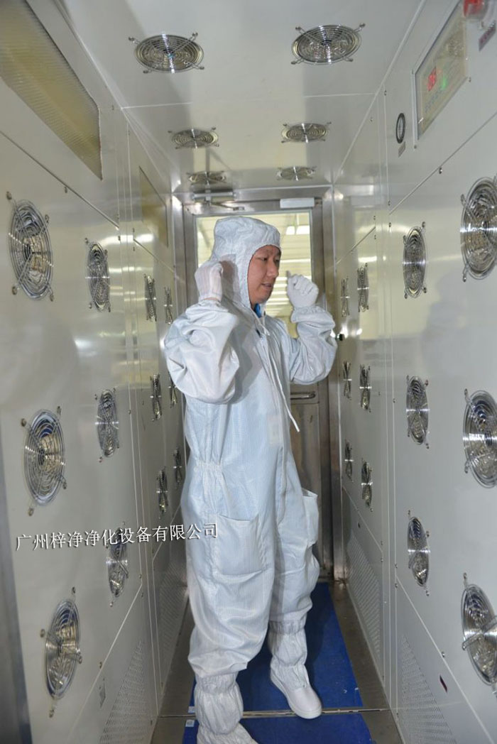 風(fēng)淋室是一種用于去除人員、物料表面塵埃的凈化設(shè)備