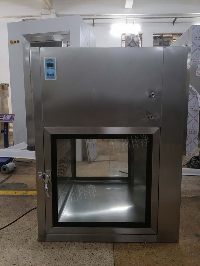 傳遞窗通常包括冷軋鋼板噴塑制作或優(yōu)質(zhì)不銹鋼制作、透明玻璃，紫外線殺菌燈、照明和局部高效過濾器等。