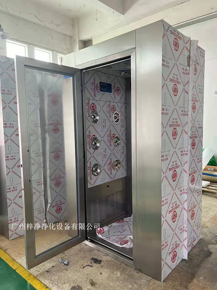 風(fēng)淋室的主要功能是通過高速氣流將塵埃和污物吹離工作人員的衣物和身體，從而確保進(jìn)入潔凈室的環(huán)境符合規(guī)定的潔凈度標(biāo)準(zhǔn)。