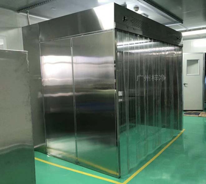 負(fù)壓稱(chēng)量罩內(nèi)空氣經(jīng)初效過(guò)濾器、由離心風(fēng)機(jī)壓入靜壓箱，在經(jīng)高效過(guò)濾器后從氣流擴(kuò)散送風(fēng)單元出風(fēng)面吹出，潔凈空氣以均勻的斷面風(fēng)速流經(jīng)工作區(qū)，從而形成高潔凈的工作環(huán)境。