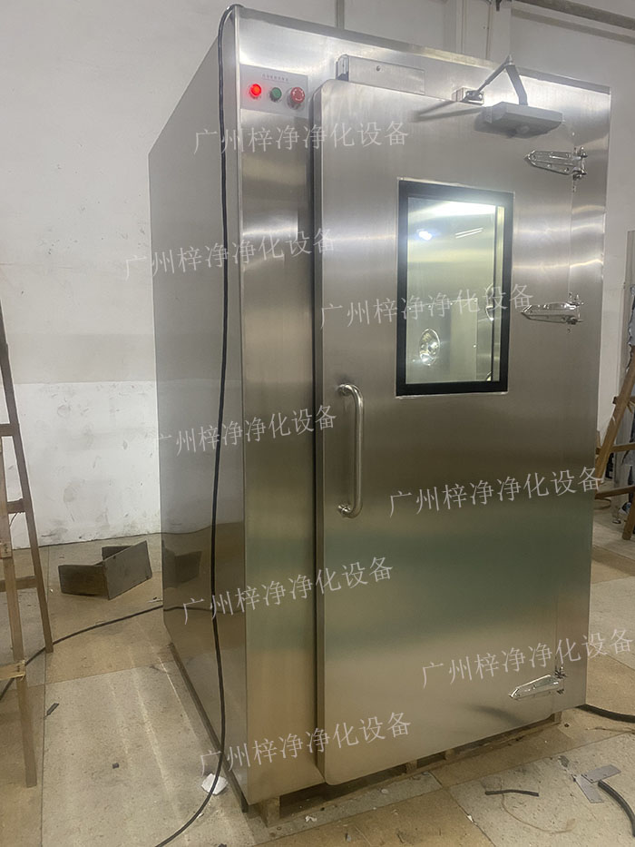 高端滿焊風(fēng)淋室采用滿焊接工藝，無(wú)縫連接，防止塵埃進(jìn)入，確保潔凈室的空氣質(zhì)量。