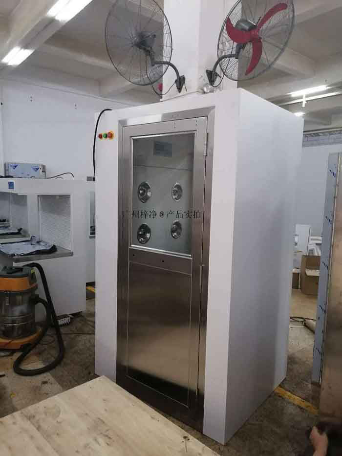 定期檢查風(fēng)淋室的各個部件，如門密封、風(fēng)速、風(fēng)量和控制系統(tǒng)，確保其正常運行。