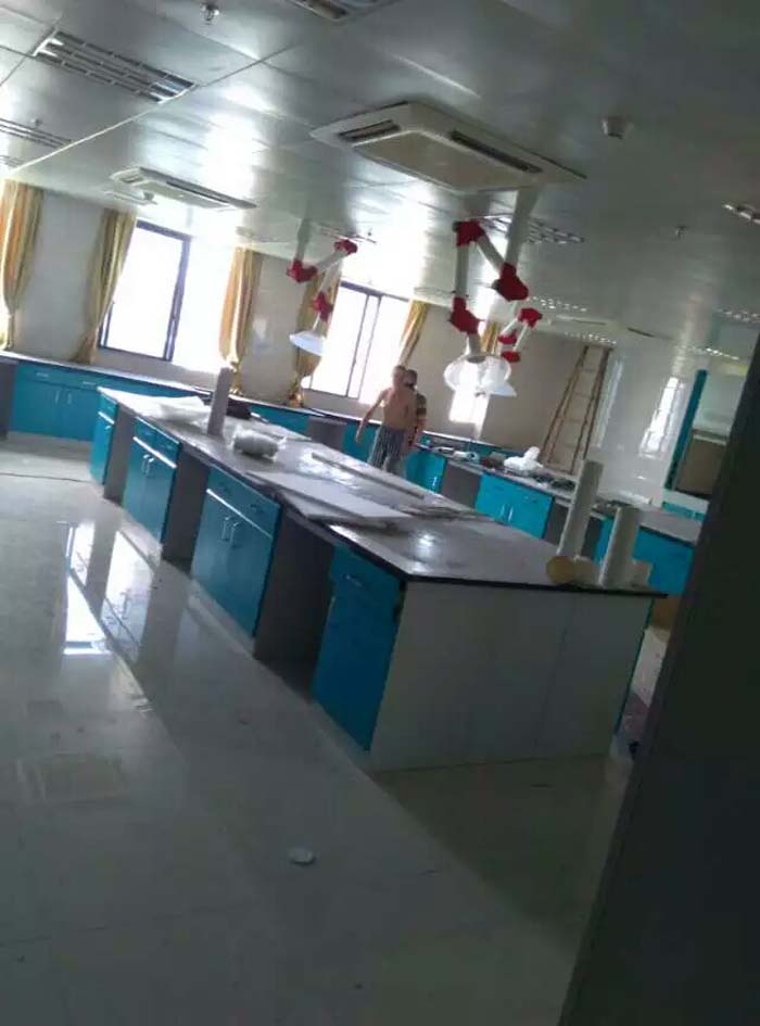 實(shí)驗(yàn)臺(tái)應(yīng)安裝在穩(wěn)固的支撐結(jié)構(gòu)上，確保實(shí)驗(yàn)臺(tái)在使用過(guò)程中的穩(wěn)定性。