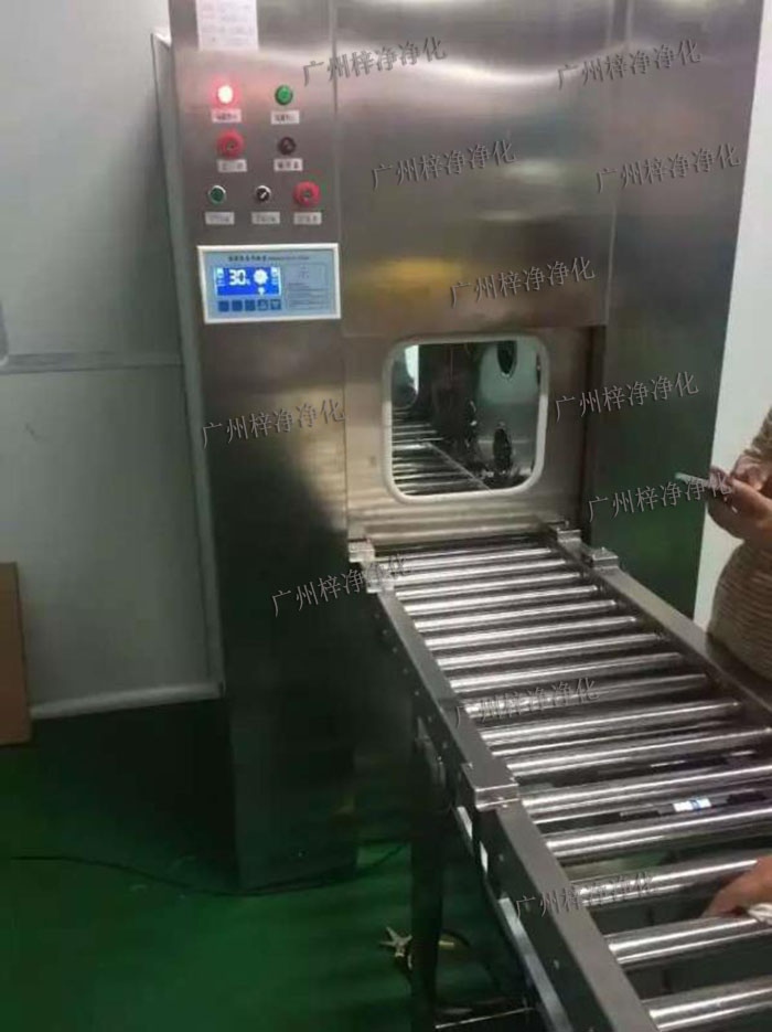 輸送線風(fēng)淋傳遞窗與輸送線貨淋室是潔凈室中用于物品傳遞和空氣凈化的關(guān)鍵設(shè)備。