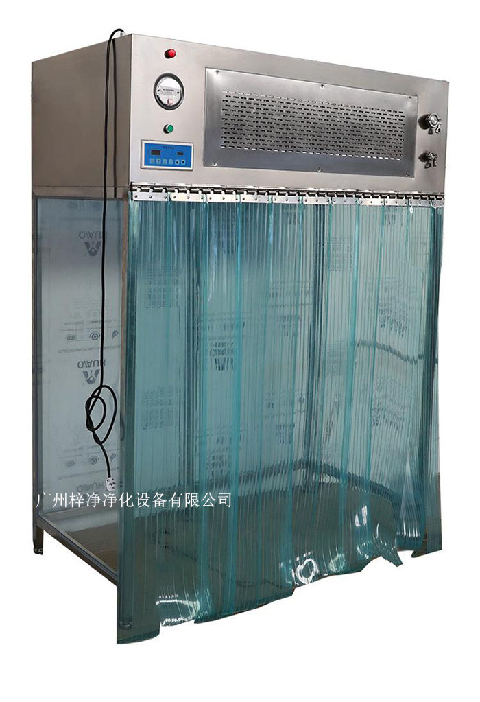 百級(jí)潔凈層流罩它主要由箱體、風(fēng)機(jī)、初效空氣過(guò)濾器、高效空氣過(guò)濾器、阻尼層、燈具等組成。