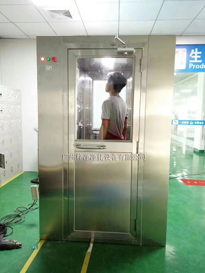 操作前應(yīng)檢查風(fēng)淋室各部件是否完好，包括門體、噴嘴、風(fēng)機、照明等。