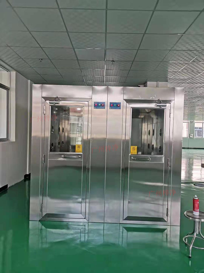風(fēng)淋室主要功能是確保工作人員在進(jìn)入潔凈區(qū)前，通過吹淋去除身上的塵埃和微粒。
