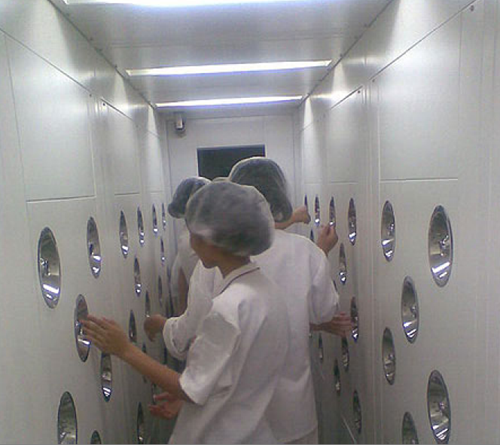 在進入風淋室之前，必須先脫去個人衣物，更換成潔凈服。