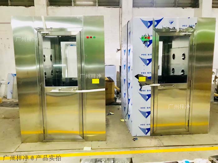 風(fēng)淋室安裝地面應(yīng)平整、堅(jiān)實(shí)，無油污、水漬等。