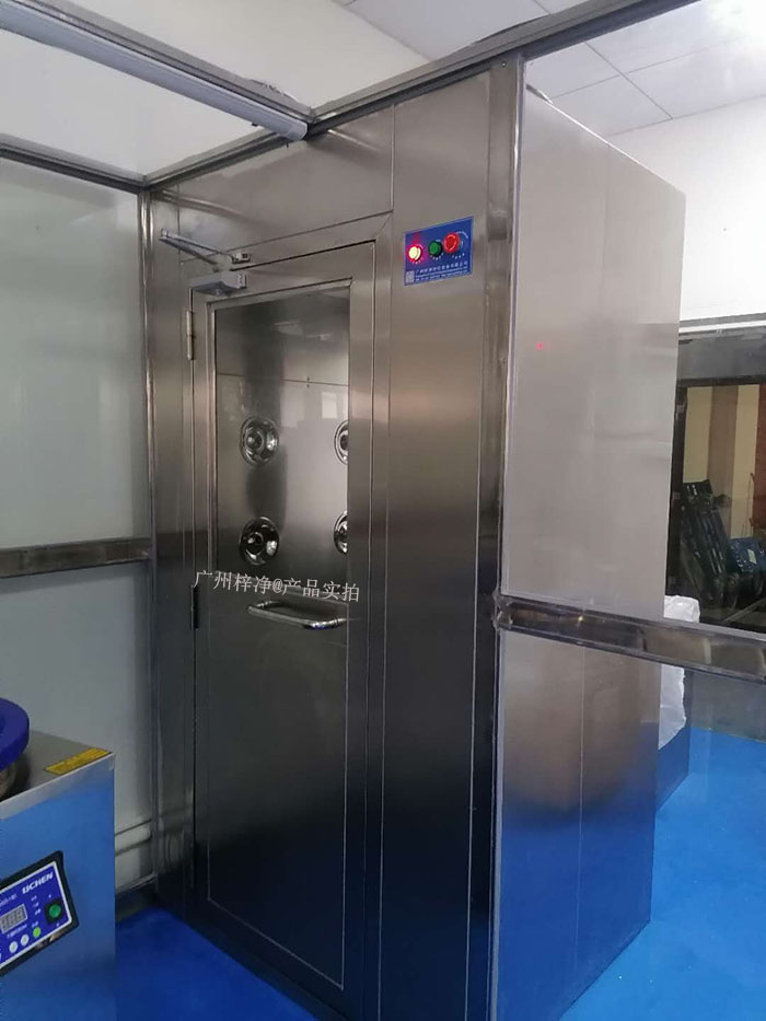風(fēng)淋室廣泛應(yīng)用于電子、生物醫(yī)藥、食品等行業(yè)。