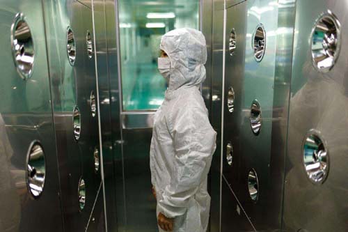 風淋室和貨淋室吹淋過程產(chǎn)生的灰塵通過三重機制實現(xiàn)定向處理。