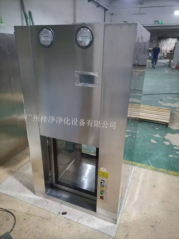 傳遞窗是一種用于潔凈室內(nèi)部或潔凈室與外界之間傳遞物品的設(shè)備，可以防止外部污染進(jìn)入潔凈室。