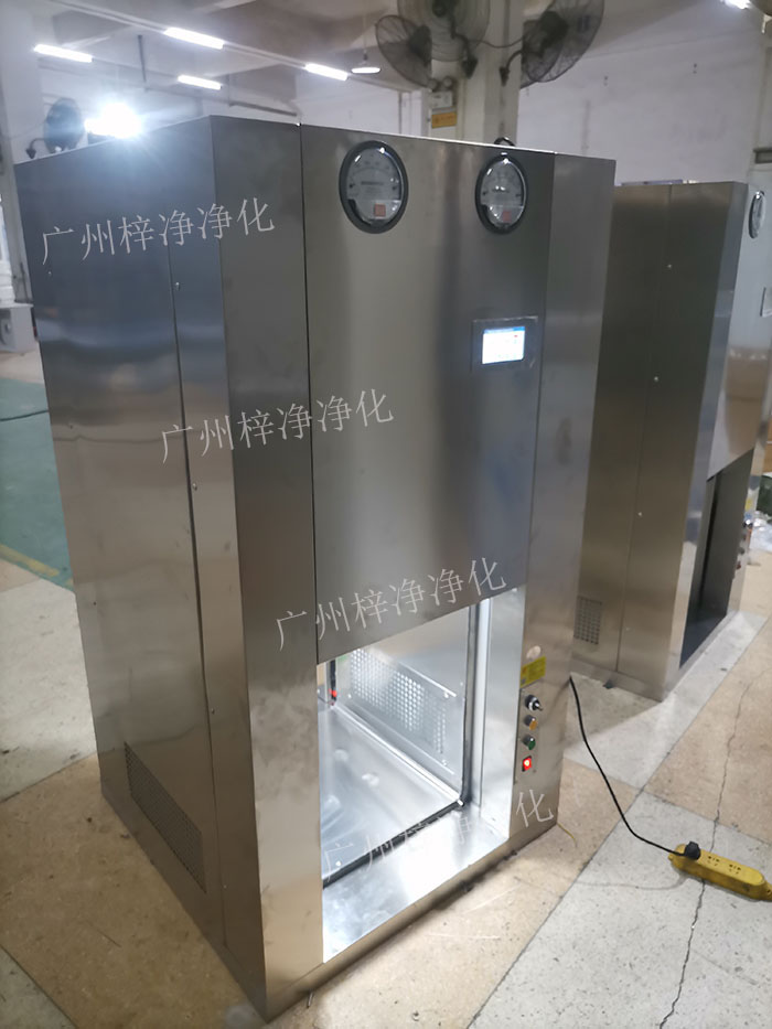 機(jī)器人機(jī)械臂傳遞窗是通過高精度的傳感器，實(shí)現(xiàn)機(jī)器人與傳遞窗的精準(zhǔn)對接。