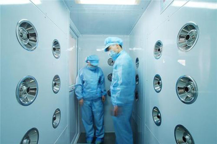 風淋室的主要功能是通過高速氣流對人體或物品進行瞬間凈化。