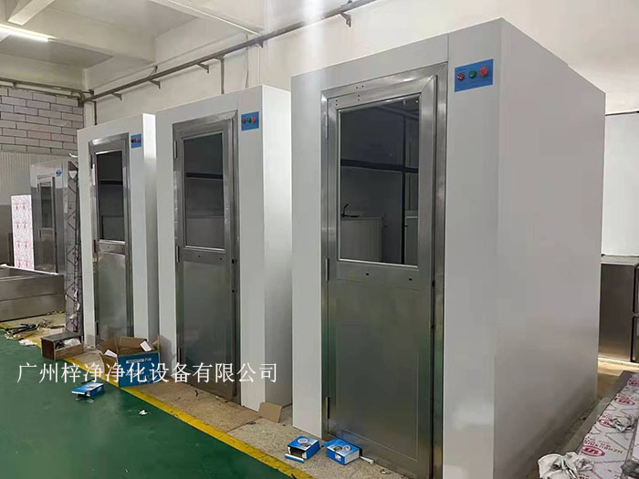 風(fēng)淋室作為潔凈室的人身凈化裝置，對(duì)于維持潔凈室的潔凈度至關(guān)重要。