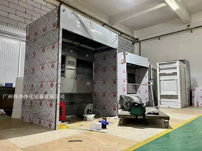 負(fù)壓稱稱量罩通過創(chuàng)造一個(gè)低氣壓的環(huán)境，防止生產(chǎn)過程中的粉塵、揮發(fā)物等有害物質(zhì)逸散到外界環(huán)境中，同時(shí)確保稱量結(jié)果的準(zhǔn)確性。