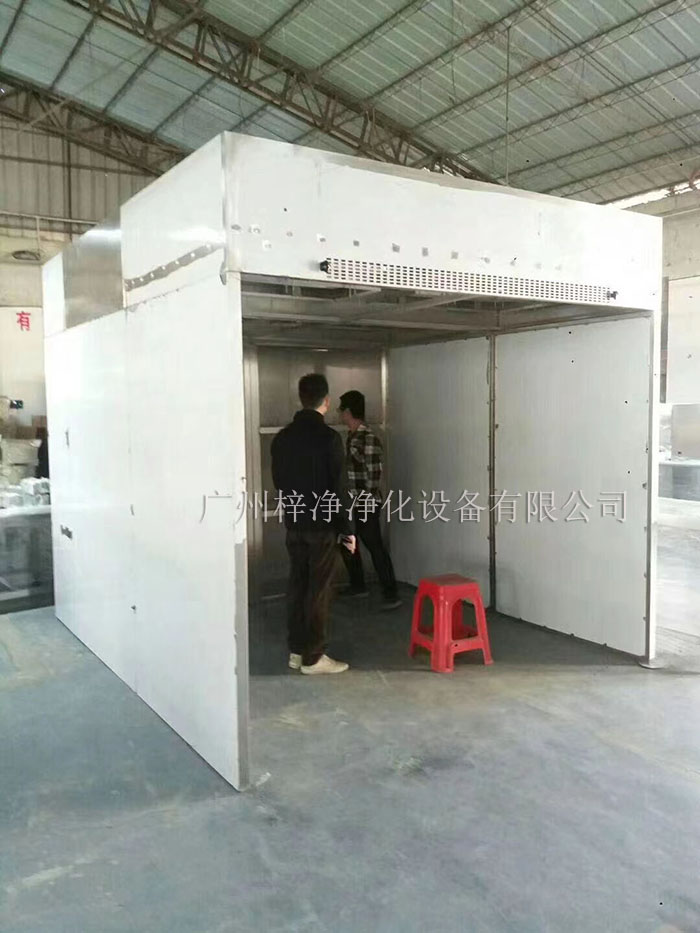 負(fù)壓稱稱量罩通過創(chuàng)造一個(gè)低氣壓的環(huán)境，防止生產(chǎn)過程中的粉塵、揮發(fā)物等有害物質(zhì)逸散到外界環(huán)境中，同時(shí)確保稱量結(jié)果的準(zhǔn)確性。