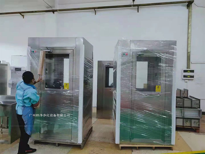 在風(fēng)淋室外部包裝上，使用纏繞膜可以進(jìn)一步提高包裝的密封性和抗沖擊性。