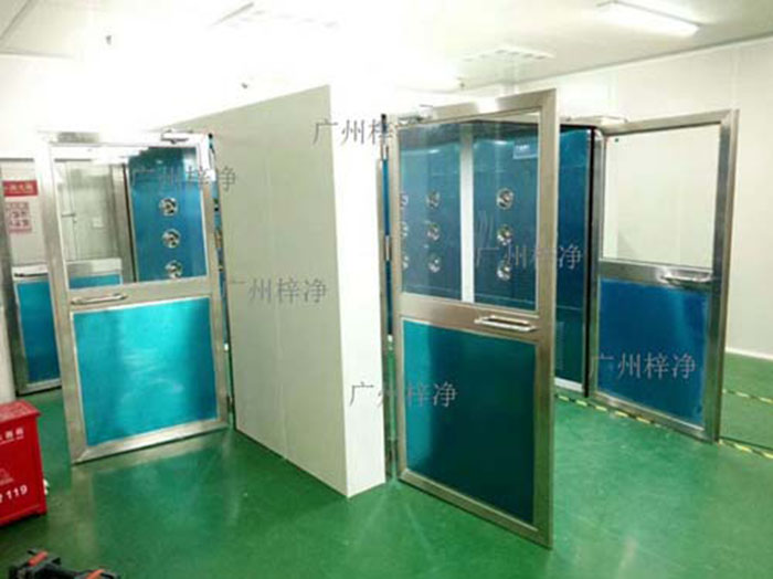 轉(zhuǎn)角風淋室應(yīng)安裝在潔凈車間內(nèi)部人流物流頻繁且潔凈度要求較高的區(qū)域。通常位于轉(zhuǎn)角或門口等關(guān)鍵位置。