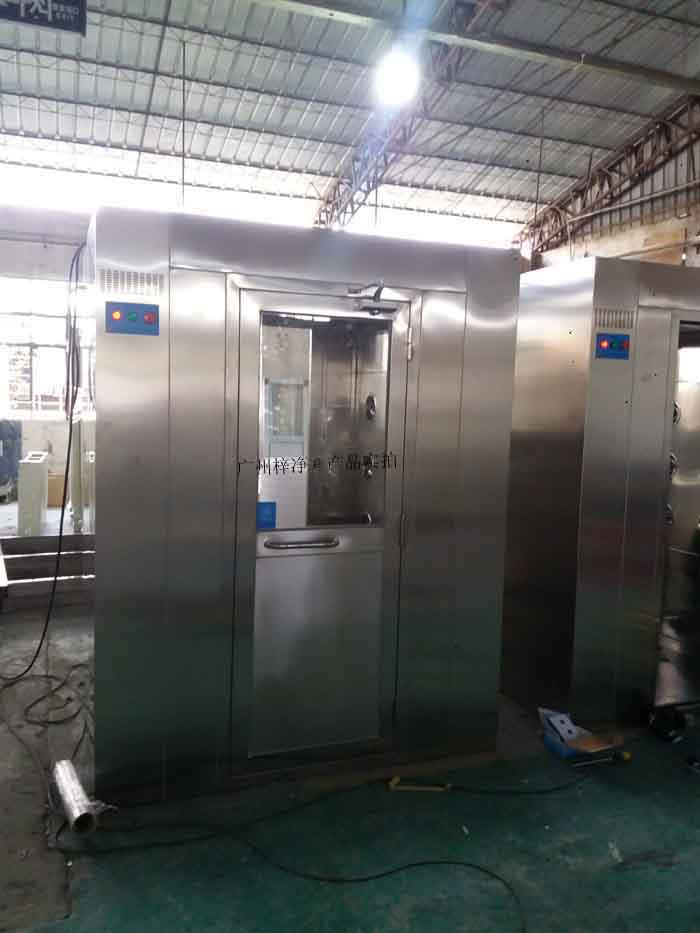 風(fēng)淋室在潔凈室半導(dǎo)體、藥品生產(chǎn)、食品加工等行業(yè)中扮演著至關(guān)重要，