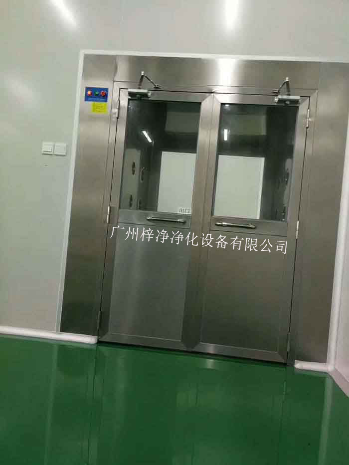 風(fēng)淋室的主要功能是利用高速氣流對人體或物品進(jìn)行吹淋，迅速去除其表面的塵埃和微粒，從而達(dá)到潔凈的目的。