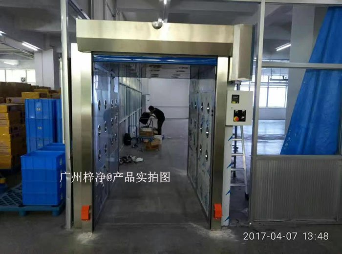 快速卷簾門風淋室和快速卷簾門貨淋室的工作原理主要基于高效過濾器和快速氣流交換。