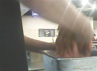 在開餐前，烤肉店一名員工正徒手攪拌肉片。
