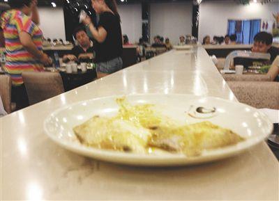 客人剩下的魚，被擺在一旁的石臺上，它們隨后被送往后廚，繞一圈后再次出現(xiàn)在餐臺。
