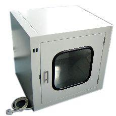 電子聯(lián)鎖傳遞窗是潔凈室內(nèi)外或潔凈室之間傳遞物品時(shí)起到隔斷氣流貫穿作用的孔口傳遞裝置?？煞乐闺S物品傳遞傳播污染，并有利于潔凈室對(duì)外維持正壓