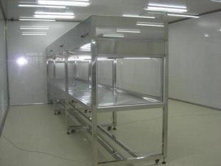 超凈工作臺是種提供局部凈化的凈化設(shè)備，它的使用對改善工藝條件，提高產(chǎn)品質(zhì)量和增大成品率均有良好的效果。簡單的說就是：在特定的空間，進行殺菌凈化的一種設(shè)備。</