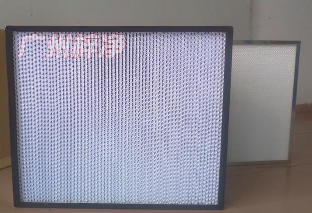HS有隔板高效過(guò)濾器可廣泛用于光學(xué)電子、LCD液晶制造，生物醫(yī)藥、精密儀器、飲料食品，PCB印刷等行業(yè)無(wú)塵凈化車(chē)間的空調(diào)末端送風(fēng)處。