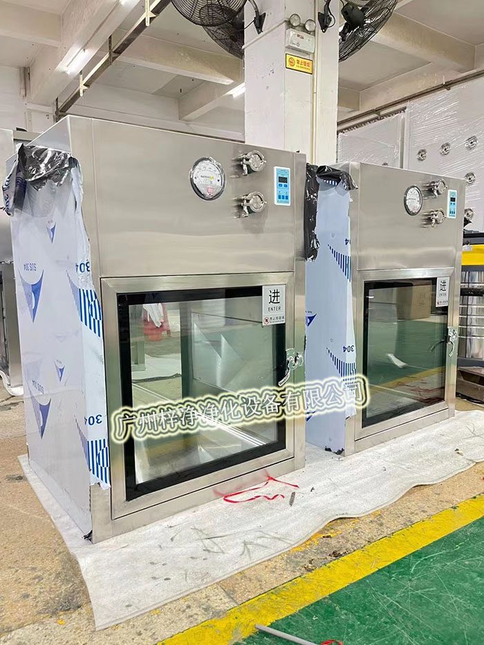 百級層流罩與百級層流傳遞窗都是醫(yī)藥行業(yè)的層流凈化設(shè)備選擇之一