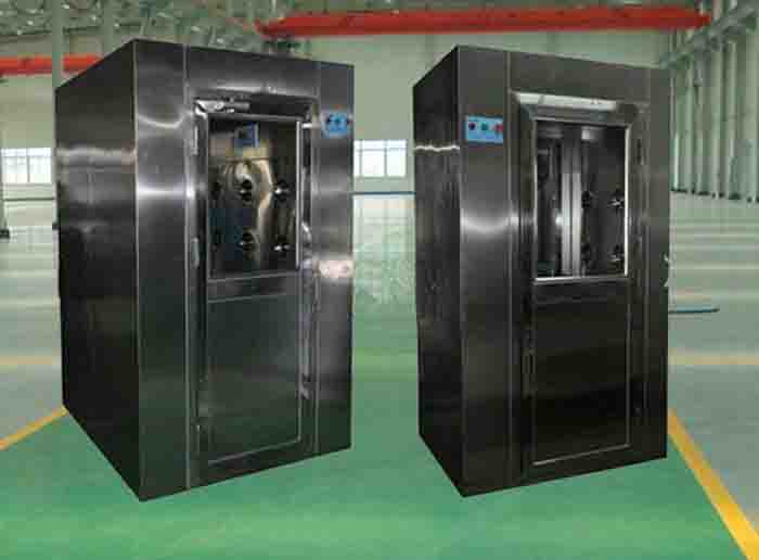 風(fēng)淋室是操作人員進入潔凈室時使用的人身凈化裝置